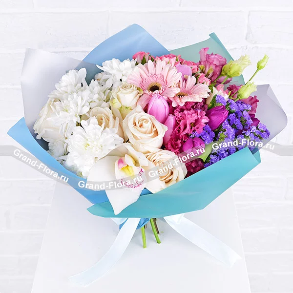 Утренний сад - букет с белыми розами и орхидеей