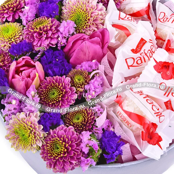 Цветочный бисквит - коробка с цветами и конфетами